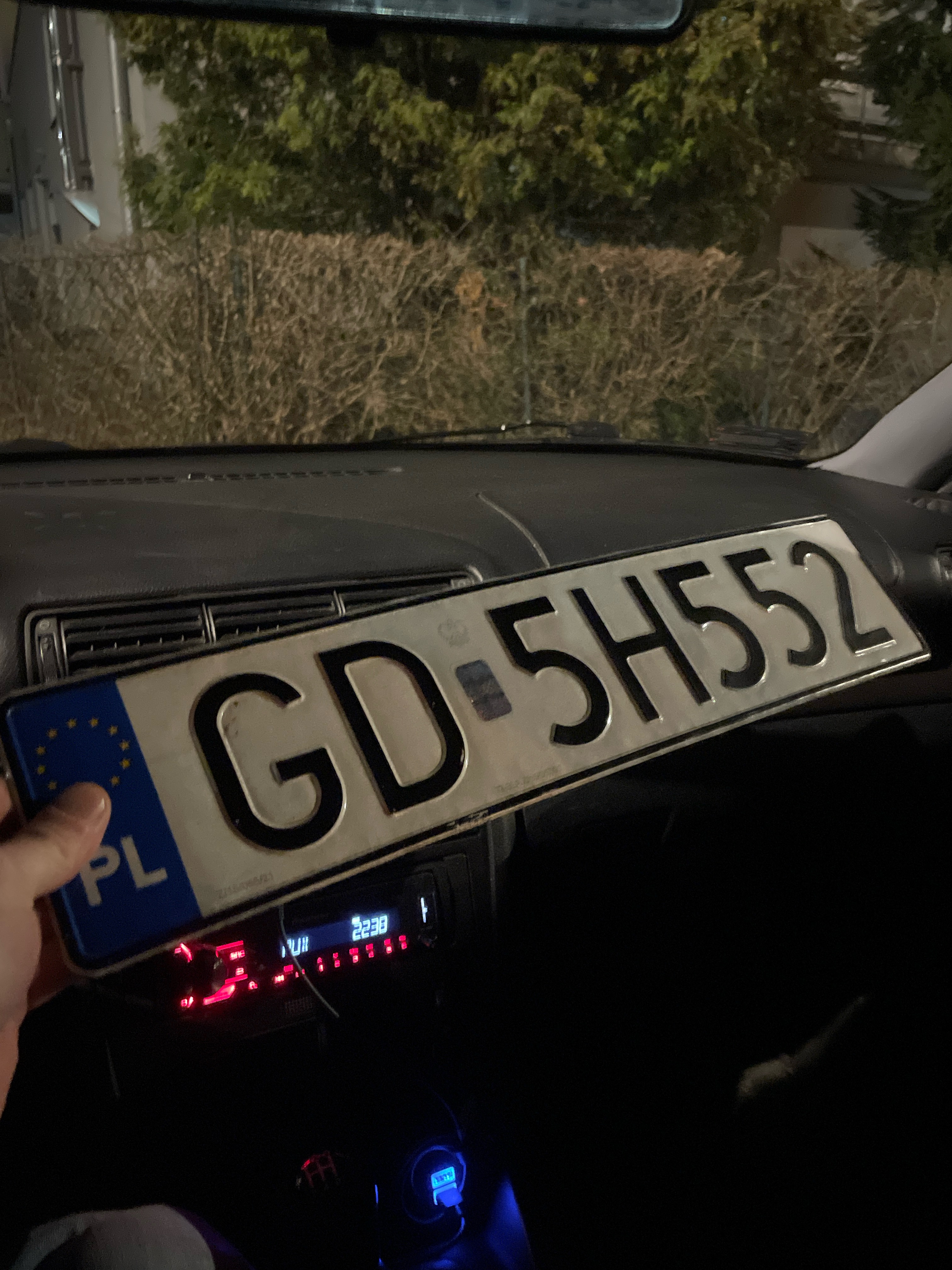 Znaleziono tablicę rejestracyjną o numerach GD5H552