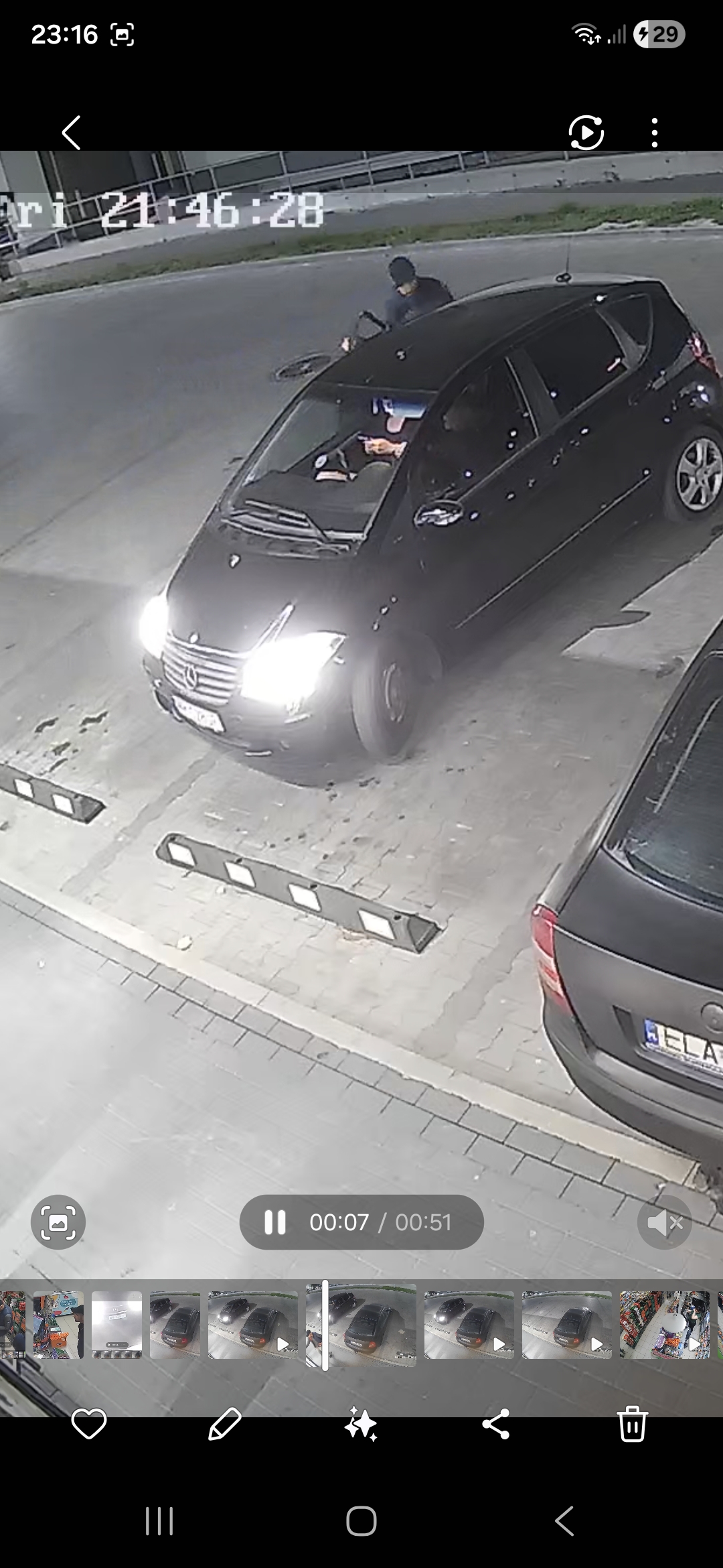 Zapraszam Panstwa do zapłacenia za zakupy. Bo chyba zapomnieliście zapłacić przed włożeniem w kieszeń.