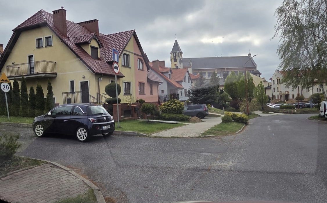 Mistrz parkowania w pojeździe o numerach DGL72454