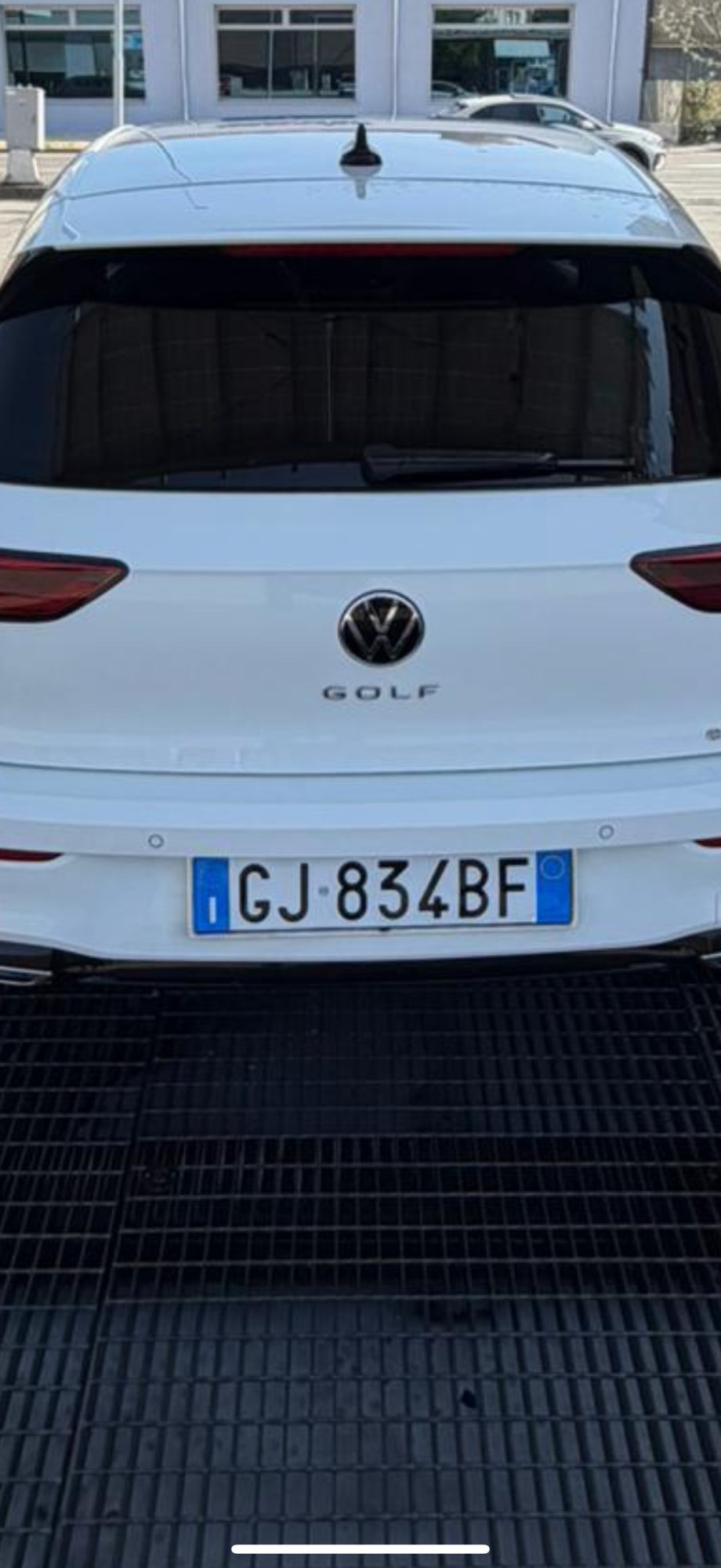 Numer rejestracyjny GJ834BF posiada VOLKSWAGEN GOLF