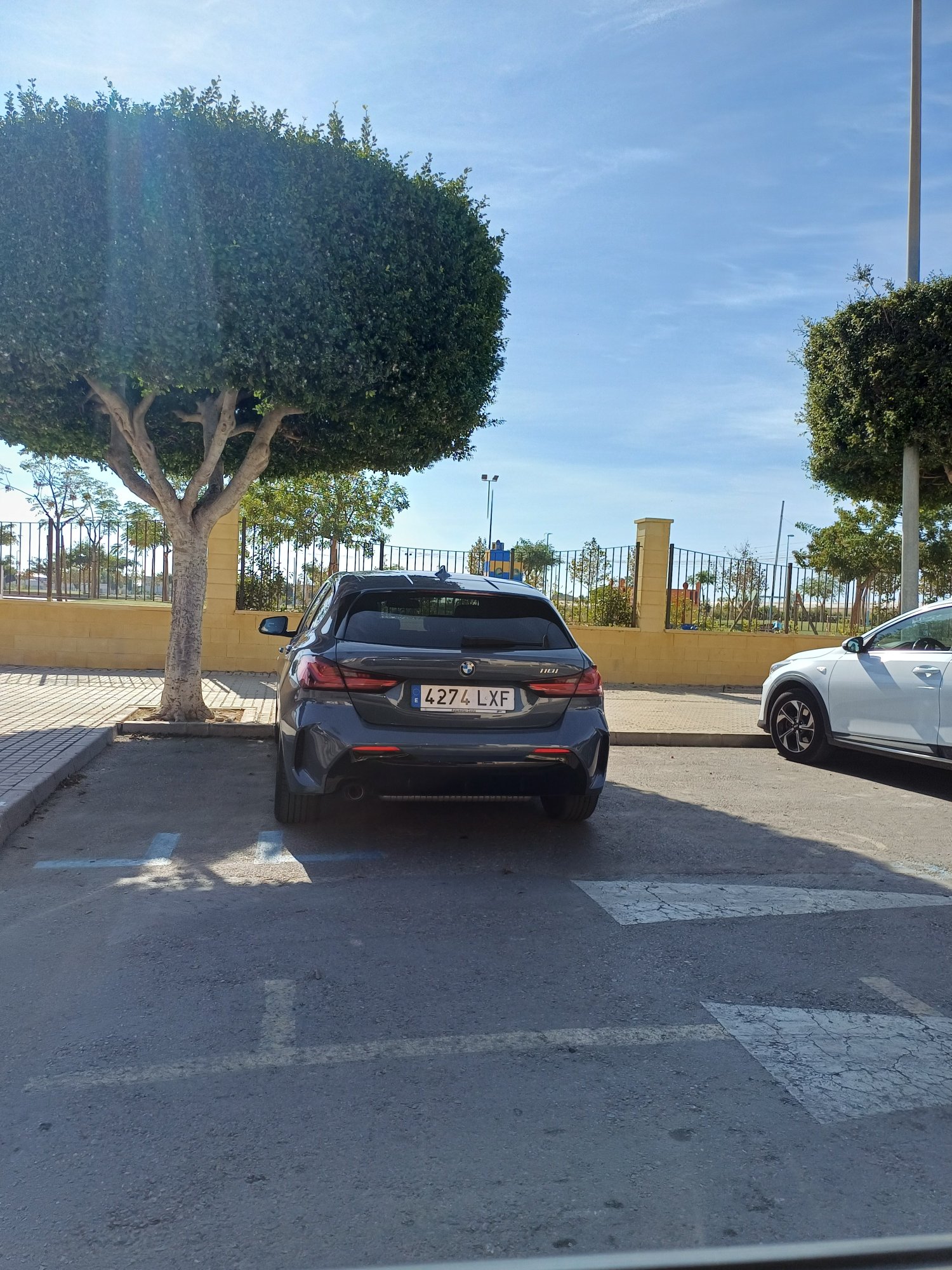 Numer rejestracyjny 4274LXF posiada BMW SERIE 1