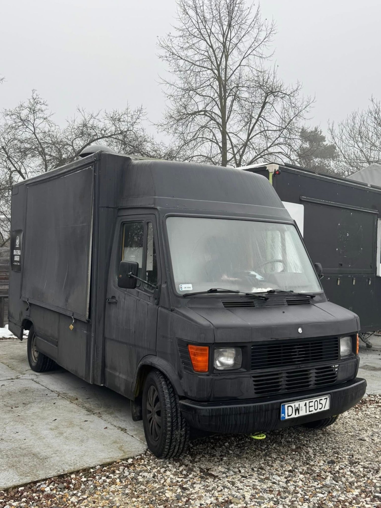 Numer rejestracyjny DW 1E057 posiada MERCEDES-BENZ 308D - DW1E057