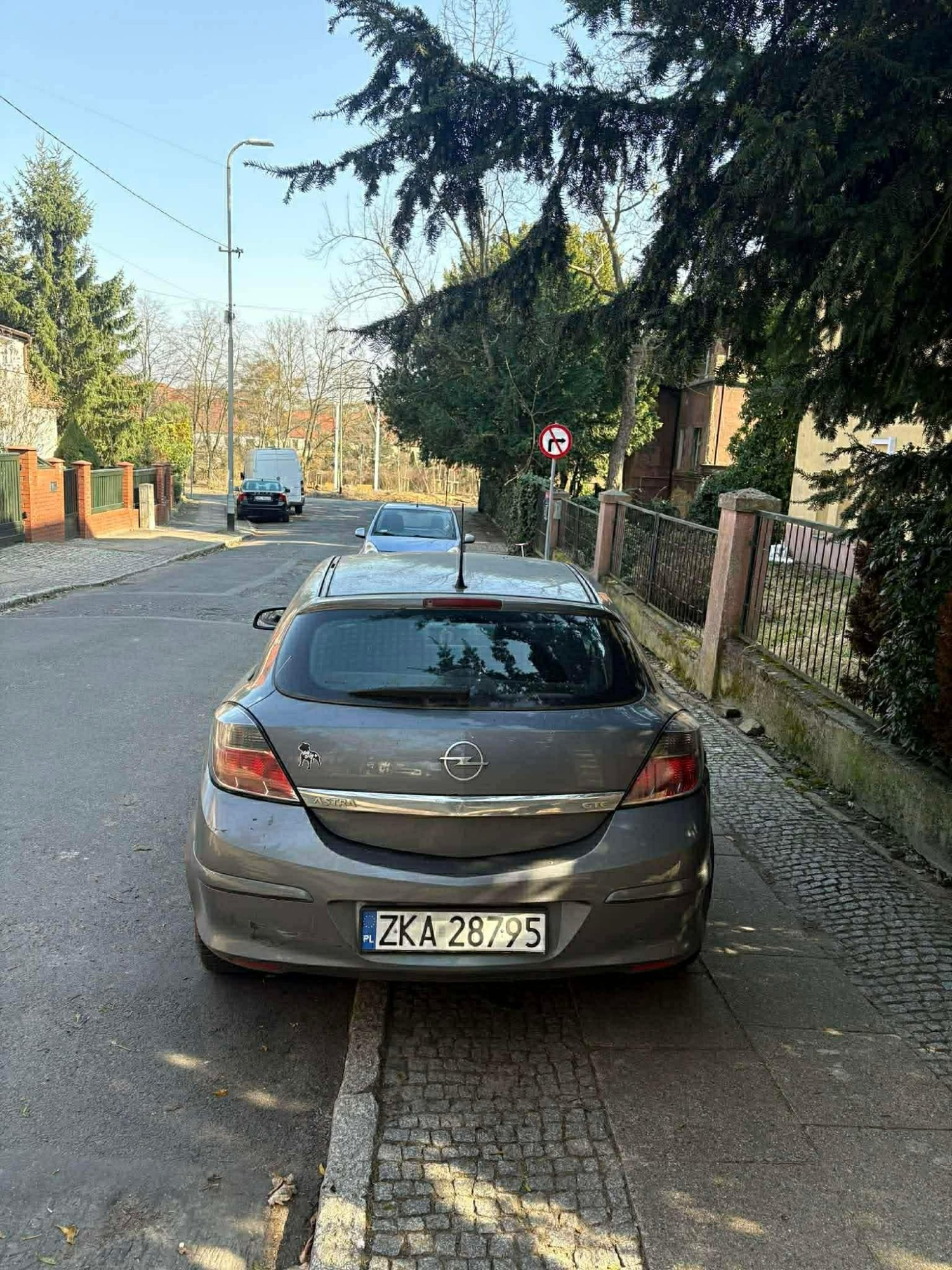 Numer rejestracyjny ZKA 28795 posiada OPEL Astra III GTC 1.4 MR`04 E4 Essentia Easytronic - ZKA28795