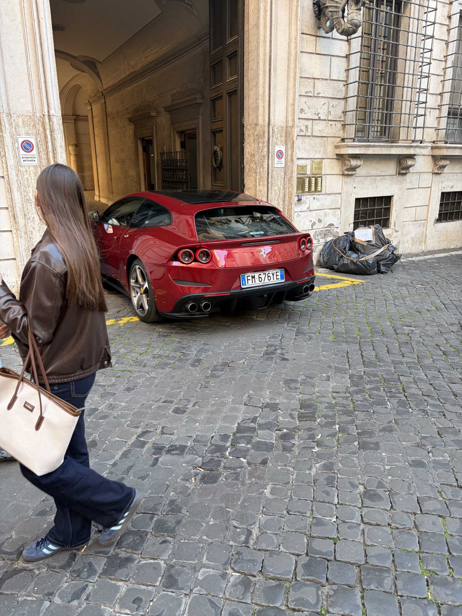 Numer rejestracyjny FM676YE posiada FERRARI GTC4 LUSSO