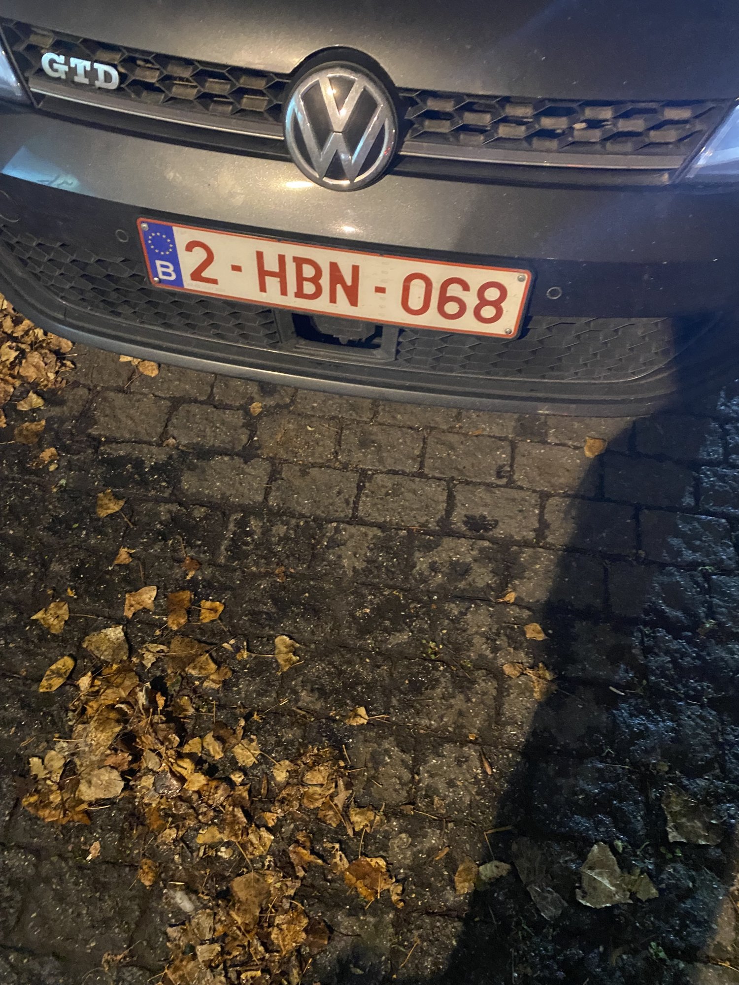 Numer rejestracyjny 2HBN068 posiada Volkswagen  GTD