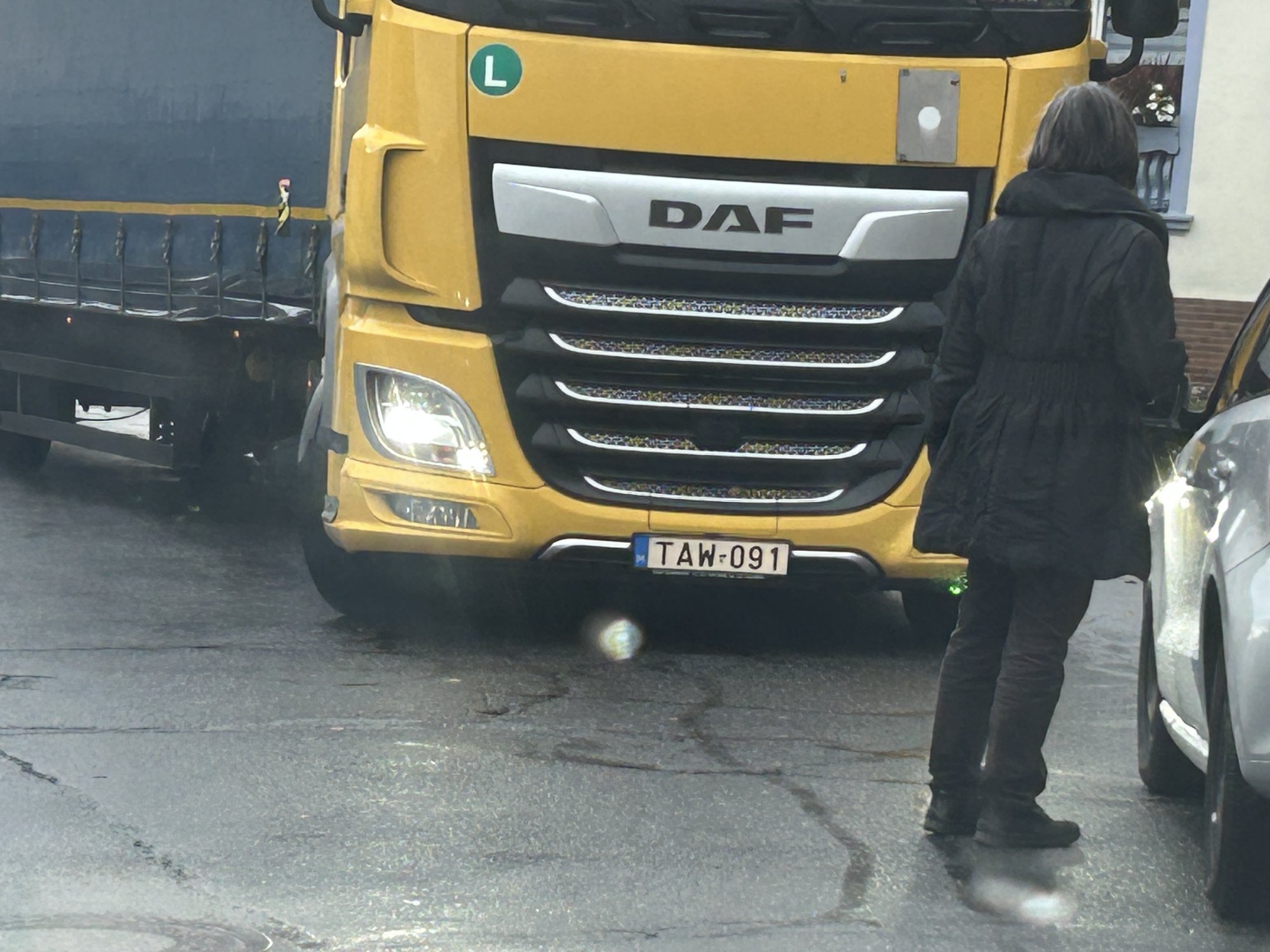 Numer rejestracyjny TAW091 posiada DAF 