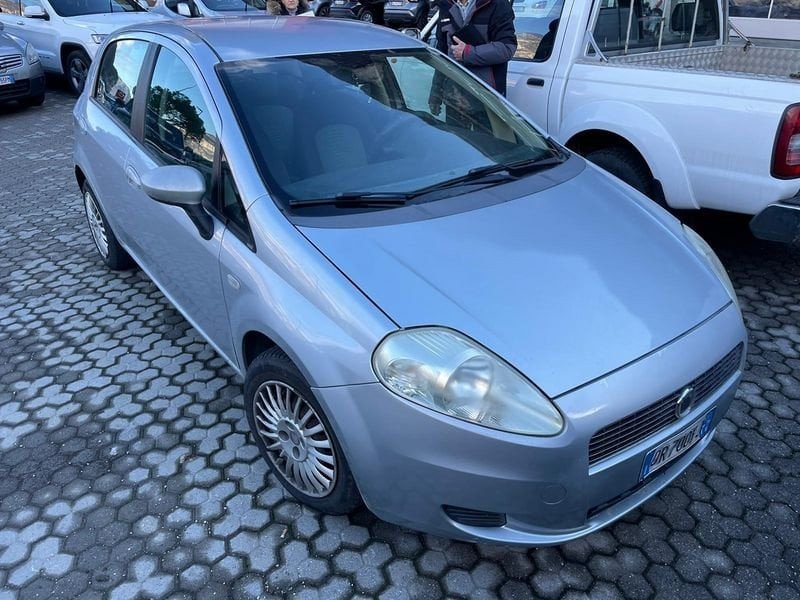 Numer rejestracyjny DR704LV posiada VOLKSWAGEN Touran