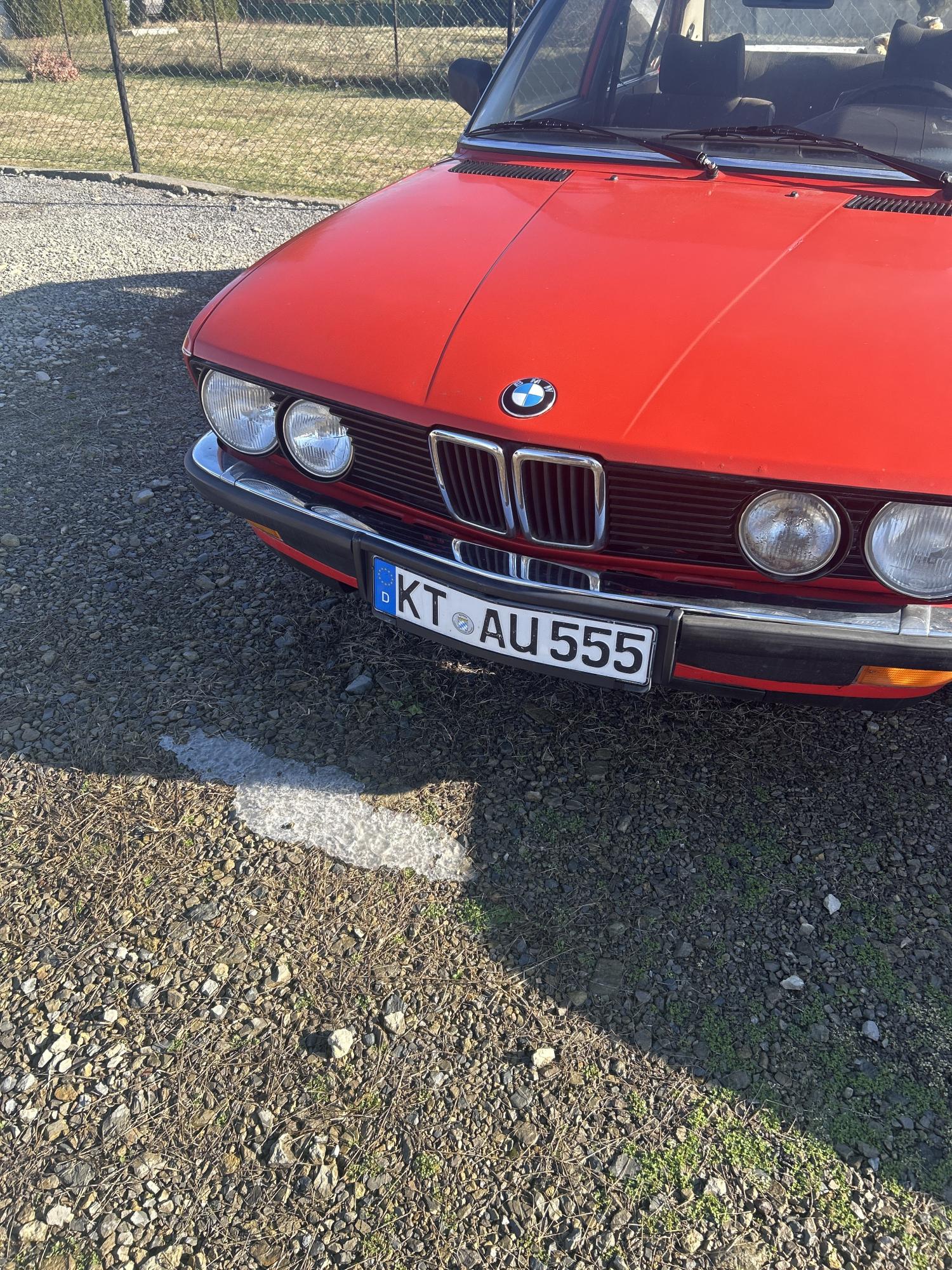 Numer rejestracyjny KTAU555 posiada BMW 