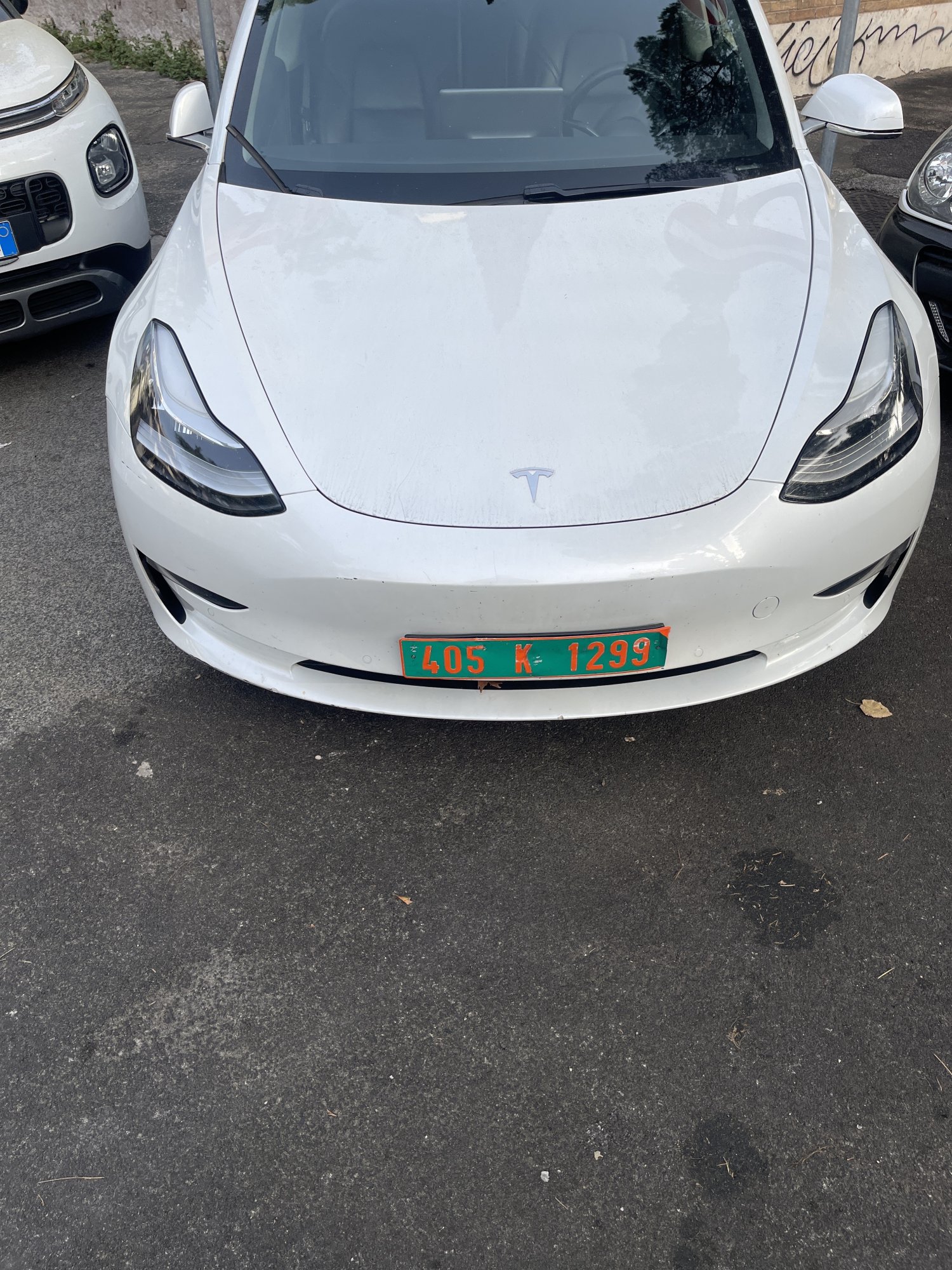 Numer rejestracyjny 405K1299 posiada Tesla Model 3