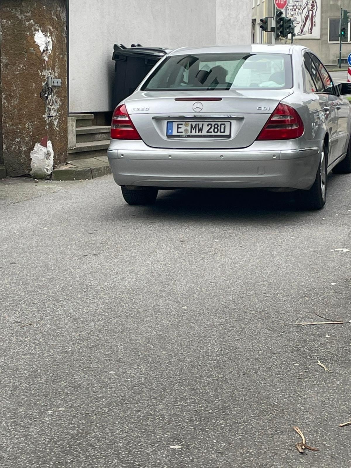 Numer rejestracyjny EMW280 posiada Mercedes E-Class 320 CDI