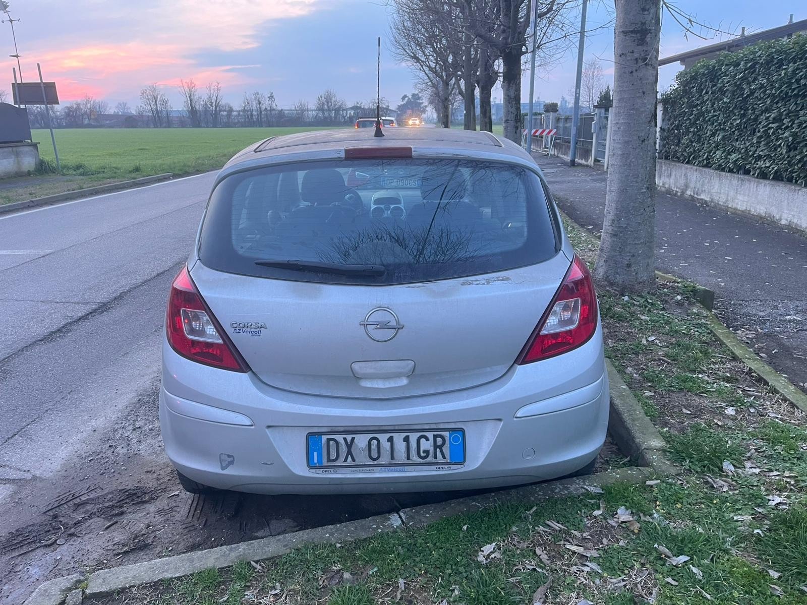 Numer rejestracyjny DX011GR posiada OPEL Corsa 4a serie
