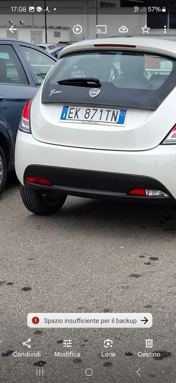 Skradziono pojazd o numerach rejestracyjnych EK871TN Skradziono pojazd o numerach rejestracyjnych EK871TN