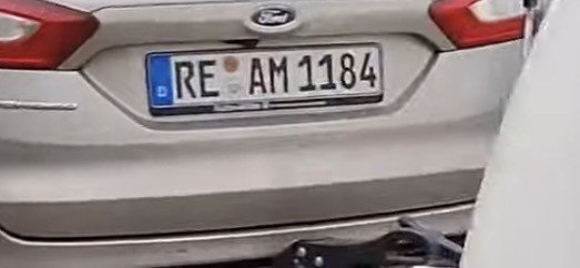 Numer rejestracyjny REAM1184 posiada Ford 