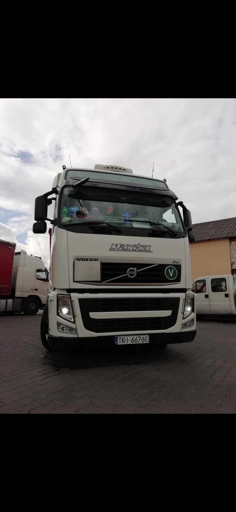 Numer rejestracyjny TKI 6676C posiada VOLVO FH - TKI6676C