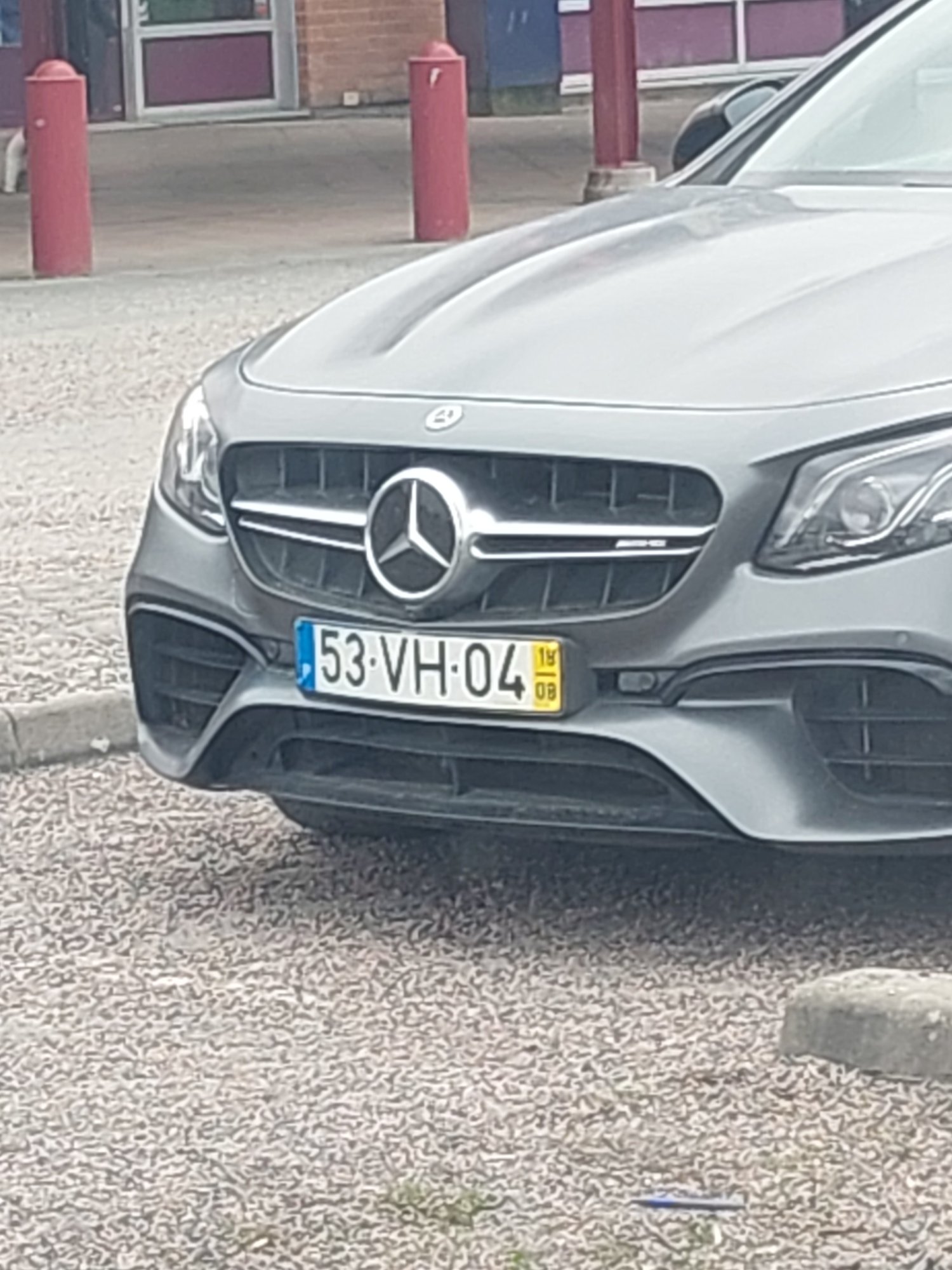 Numer rejestracyjny 53VH04 posiada Mercedes 