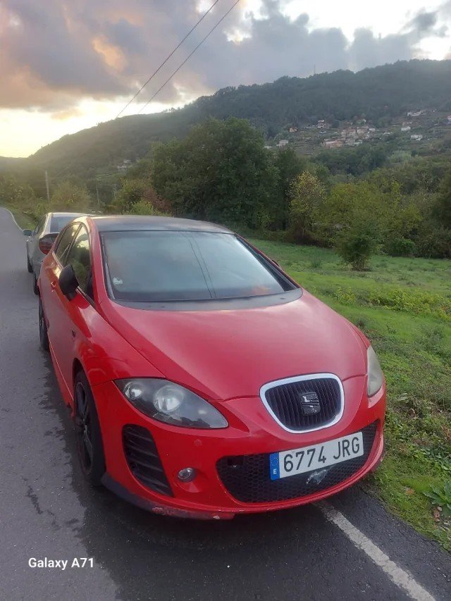 Numer rejestracyjny 6774JRG posiada SEAT LEON