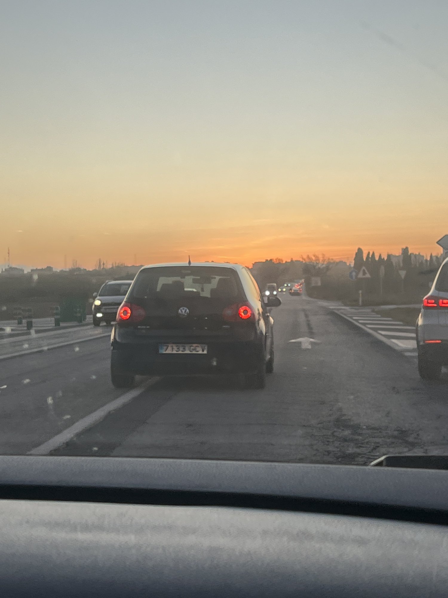 Numer rejestracyjny 7133GCV posiada VOLKSWAGEN GOLF