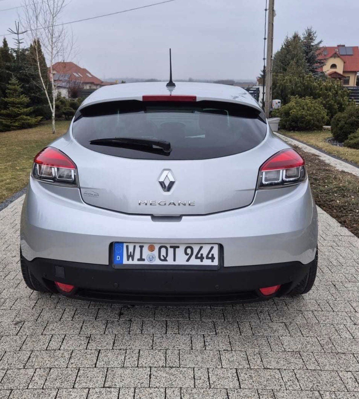Numer rejestracyjny WIQT944 posiada Renault Megane