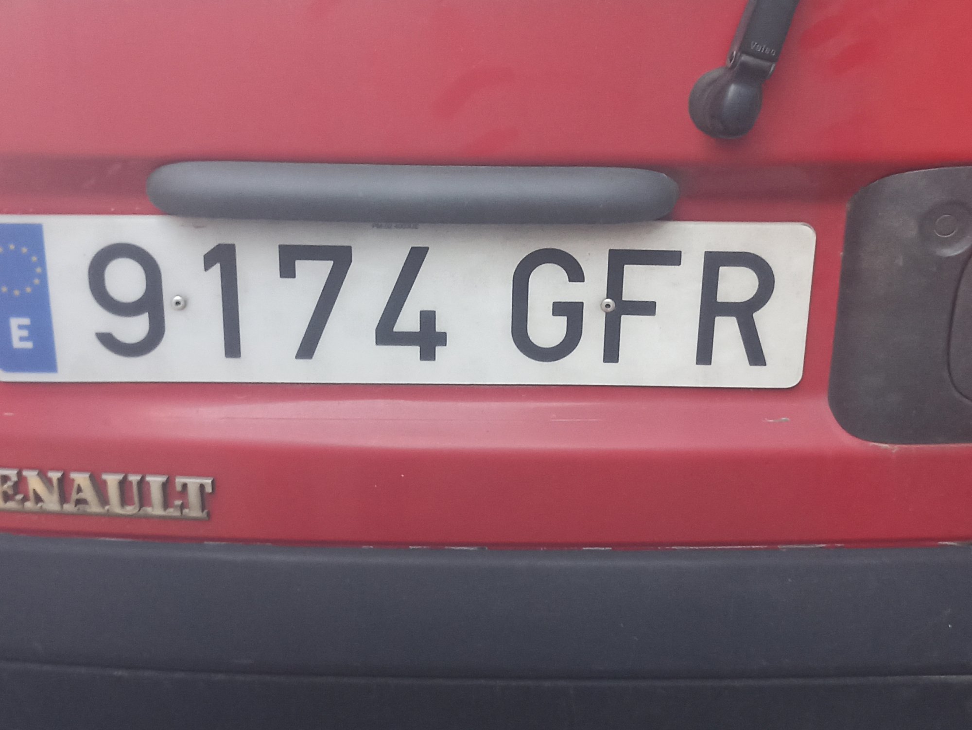 Numer rejestracyjny 9174GFR posiada RENAULT KANGOO