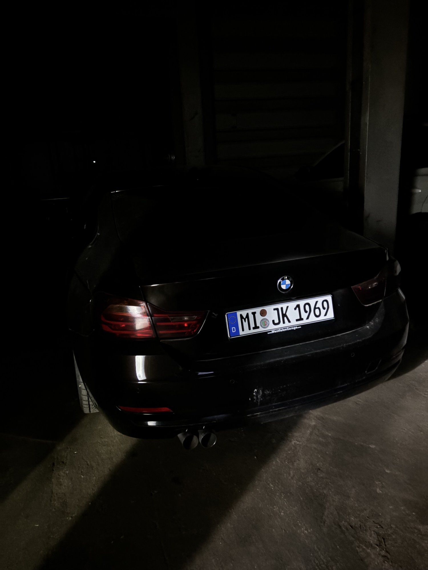 Numer rejestracyjny MIJK1969 posiada BMW 