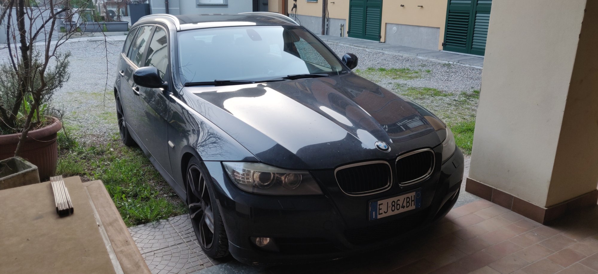 Numer rejestracyjny EJ864BH posiada BMW Serie 3