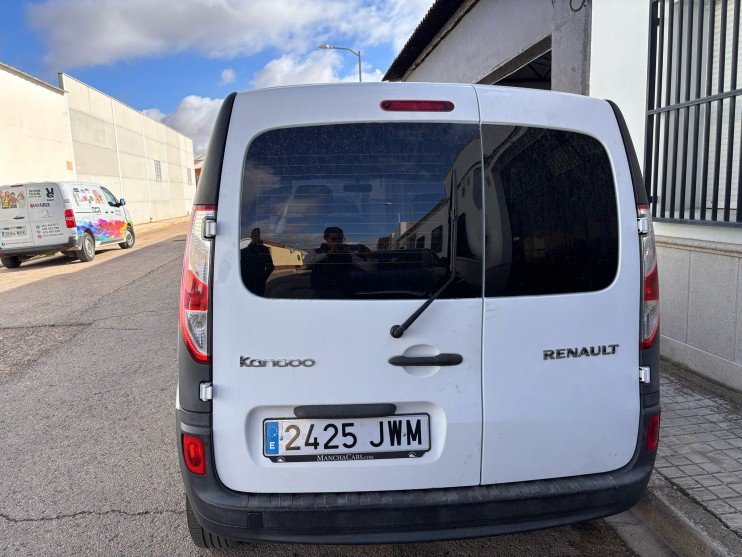 Numer rejestracyjny 2425JWM posiada RENAULT KANGOO