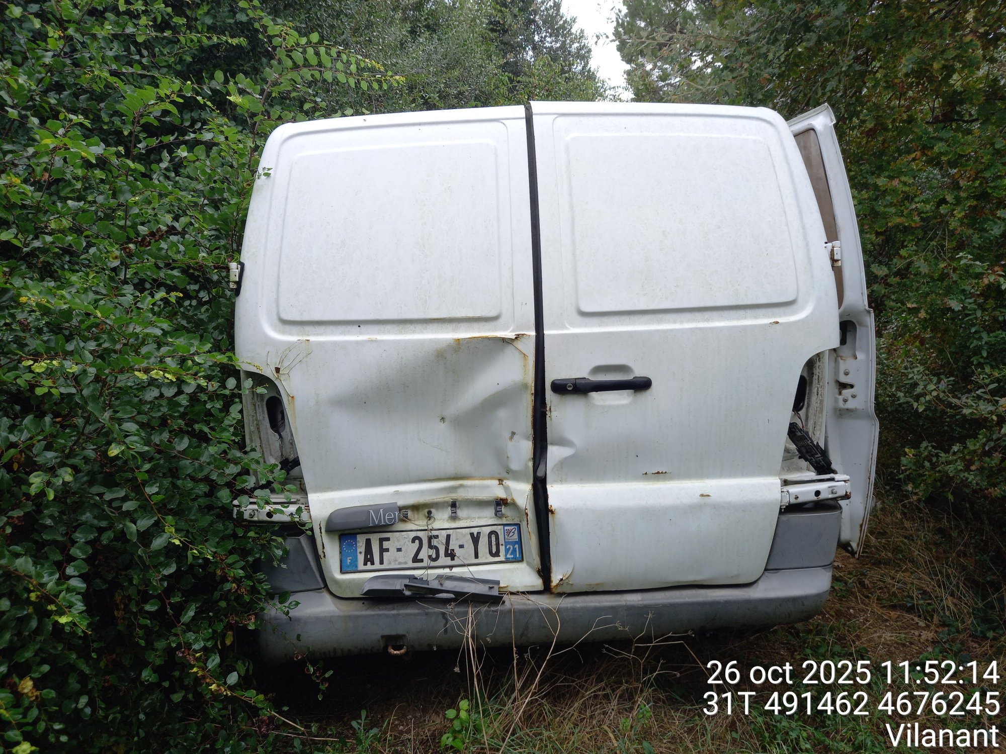 Numer rejestracyjny AF254YQ posiada MERCEDES VITO 108 CDI