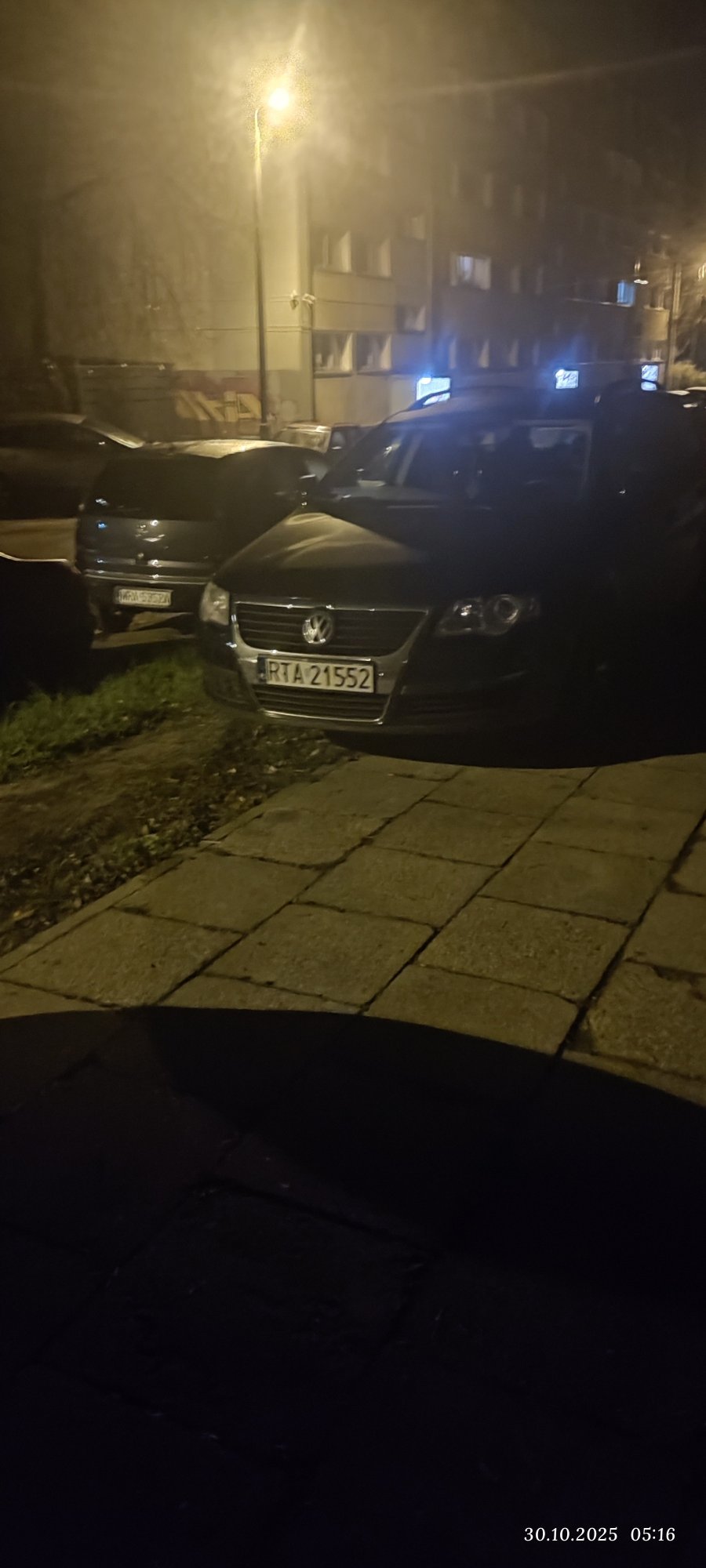 Kolejny raz : Jazda po chodniku za 1500zl 15pkt, w celu zaparkowania na trawniku za 1000zl, wzdłuż ...