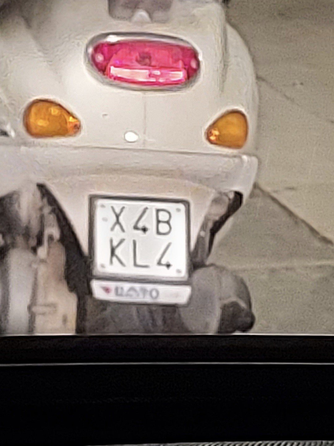 Numer rejestracyjny X4BKL4 posiada  