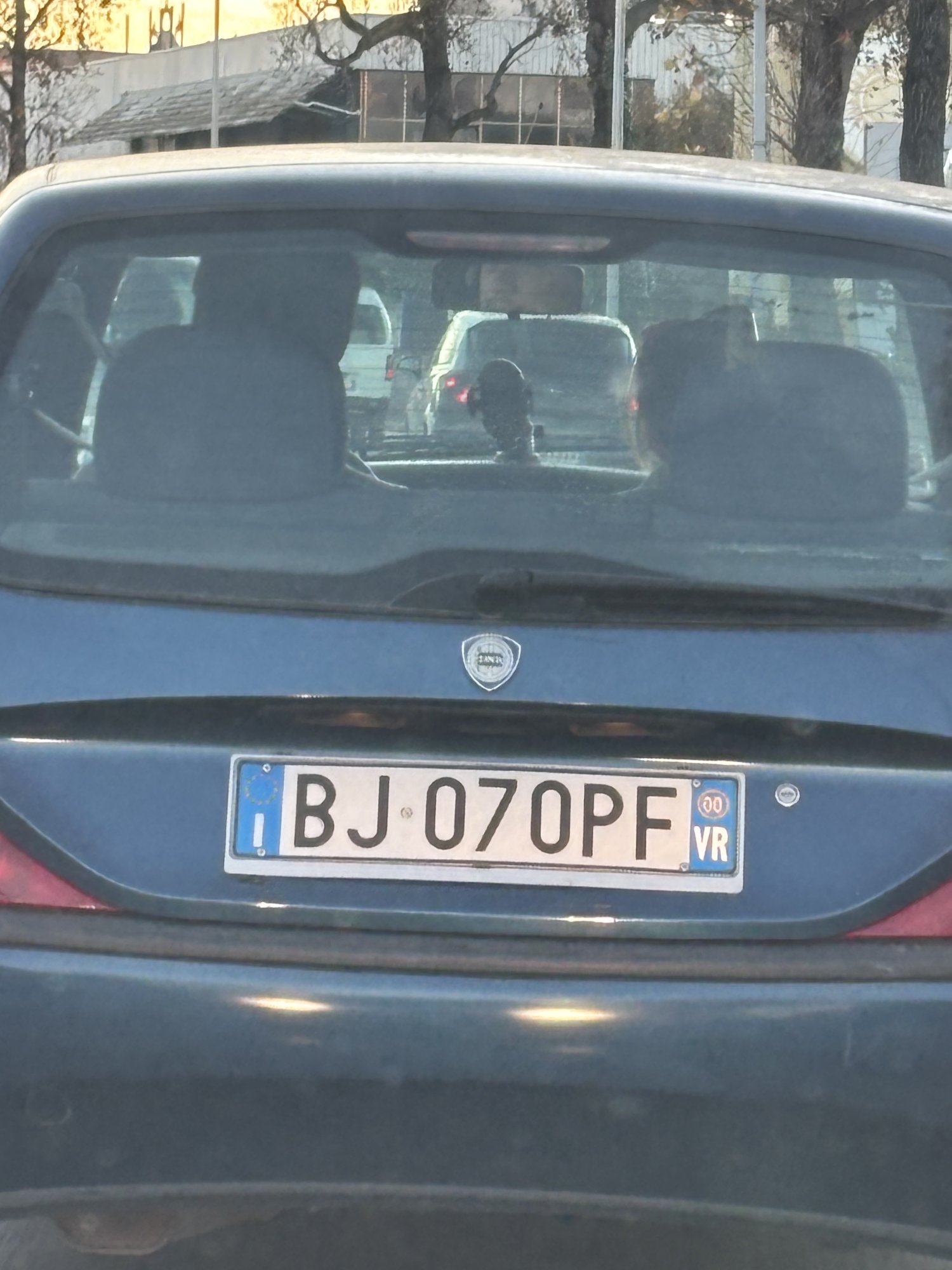 Numer rejestracyjny BJ070PF posiada LANCIA Y