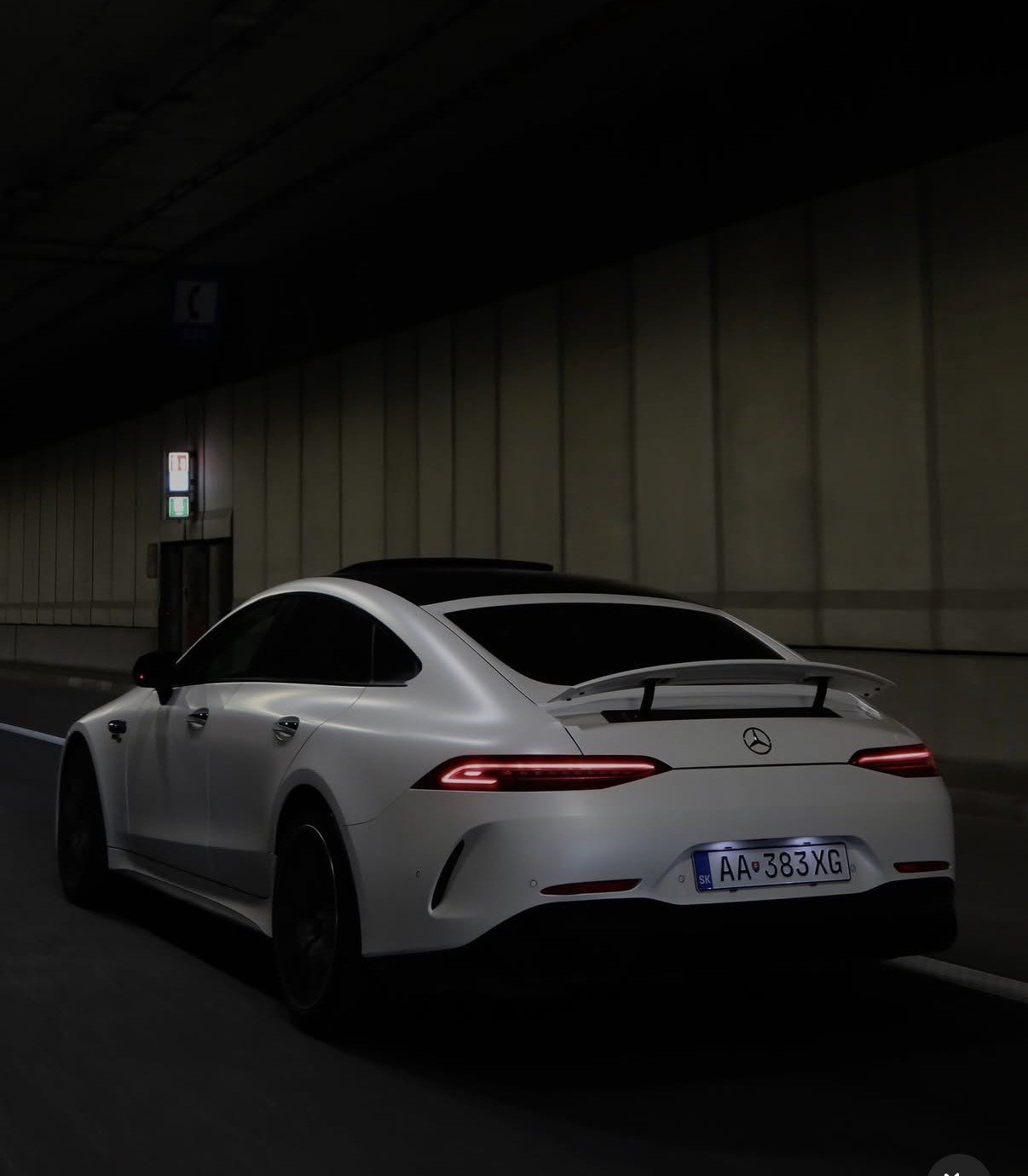 Numer rejestracyjny AA383XG posiada Mercedes 