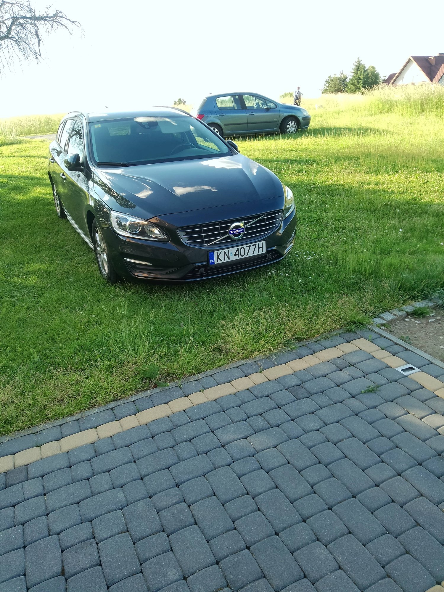 Numer rejestracyjny KN 4077H posiada VOLVO V60 2.0 D3 MR`11 E5 V60 2.0 D3 MR`11 E5 - KN4077H