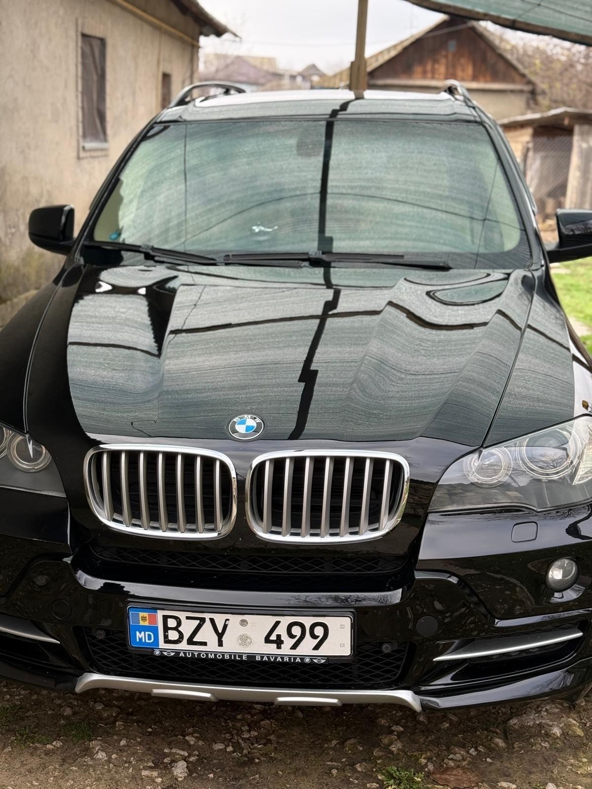 Numer rejestracyjny BZY499 posiada BMW 