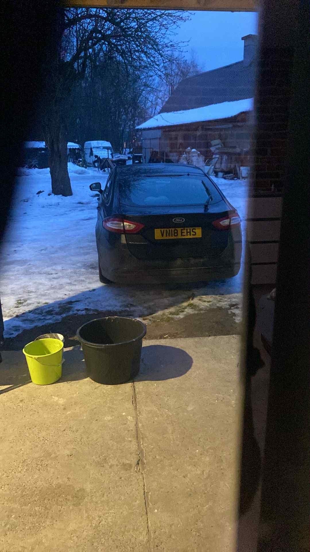 Numer rejestracyjny VN18EHS posiada Ford 