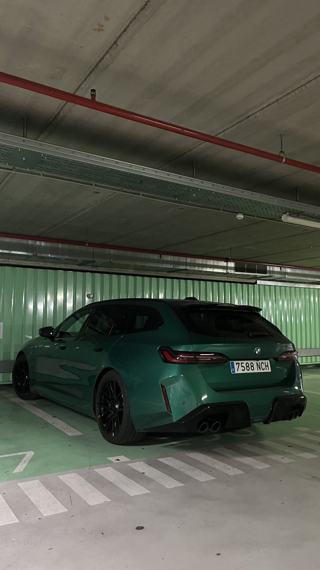 Numer rejestracyjny 7588NCH posiada BMW SERIE 5