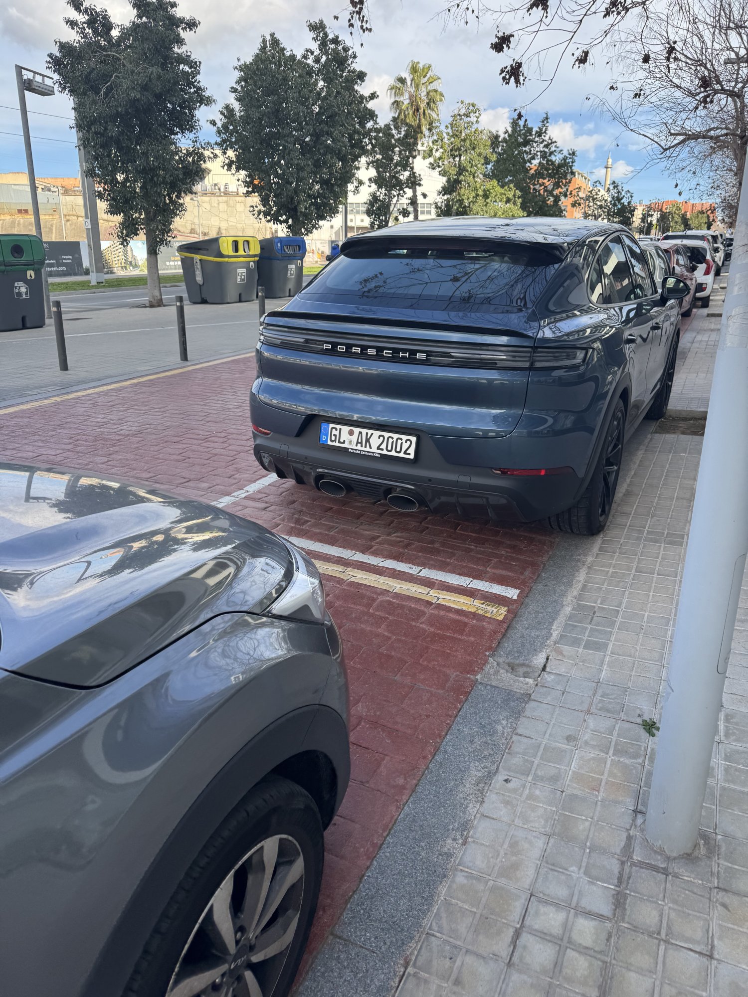 Numer rejestracyjny GLAK2002 posiada Porsche 