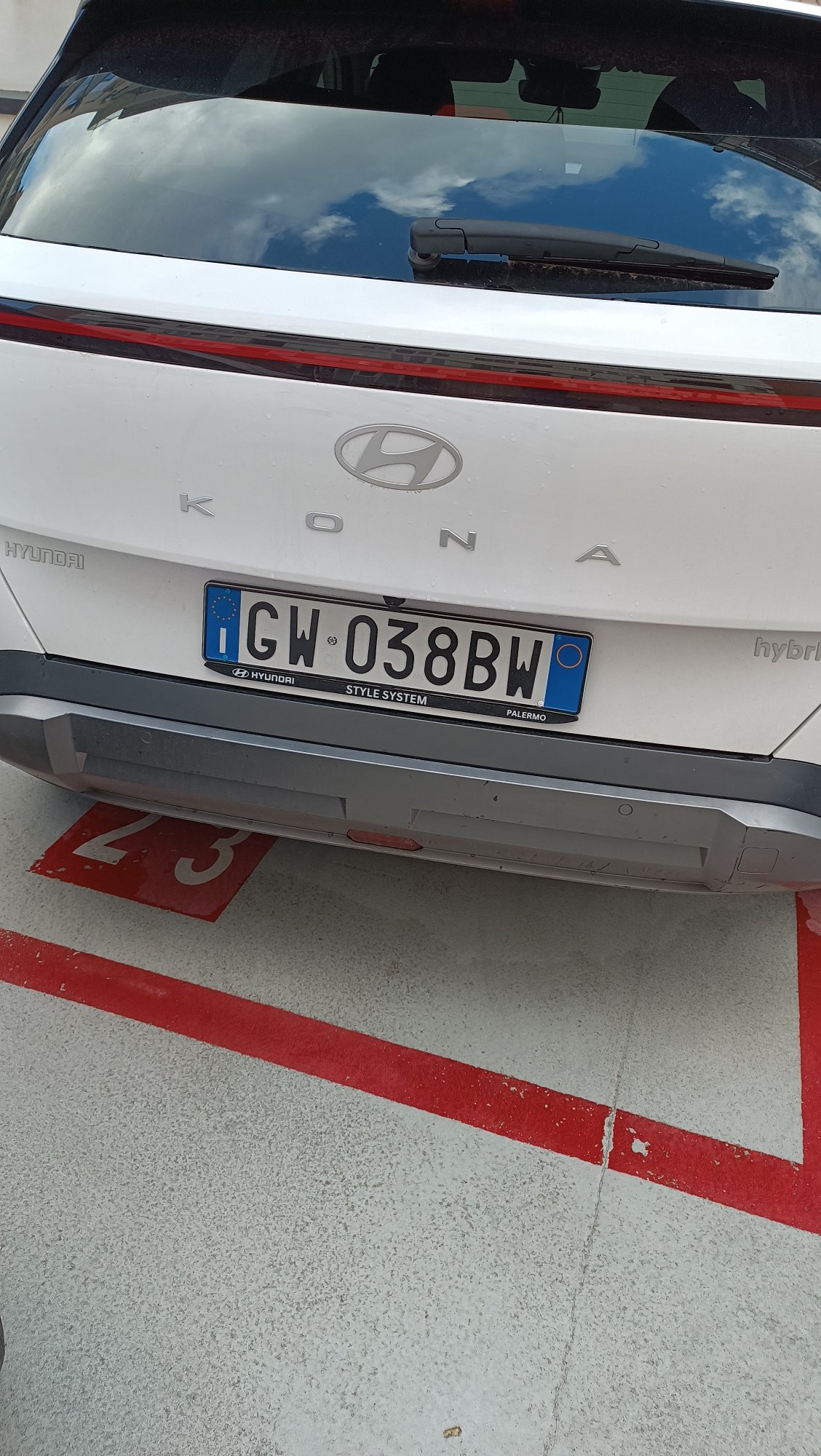 Numer rejestracyjny GW038BW posiada Hyundai Kona