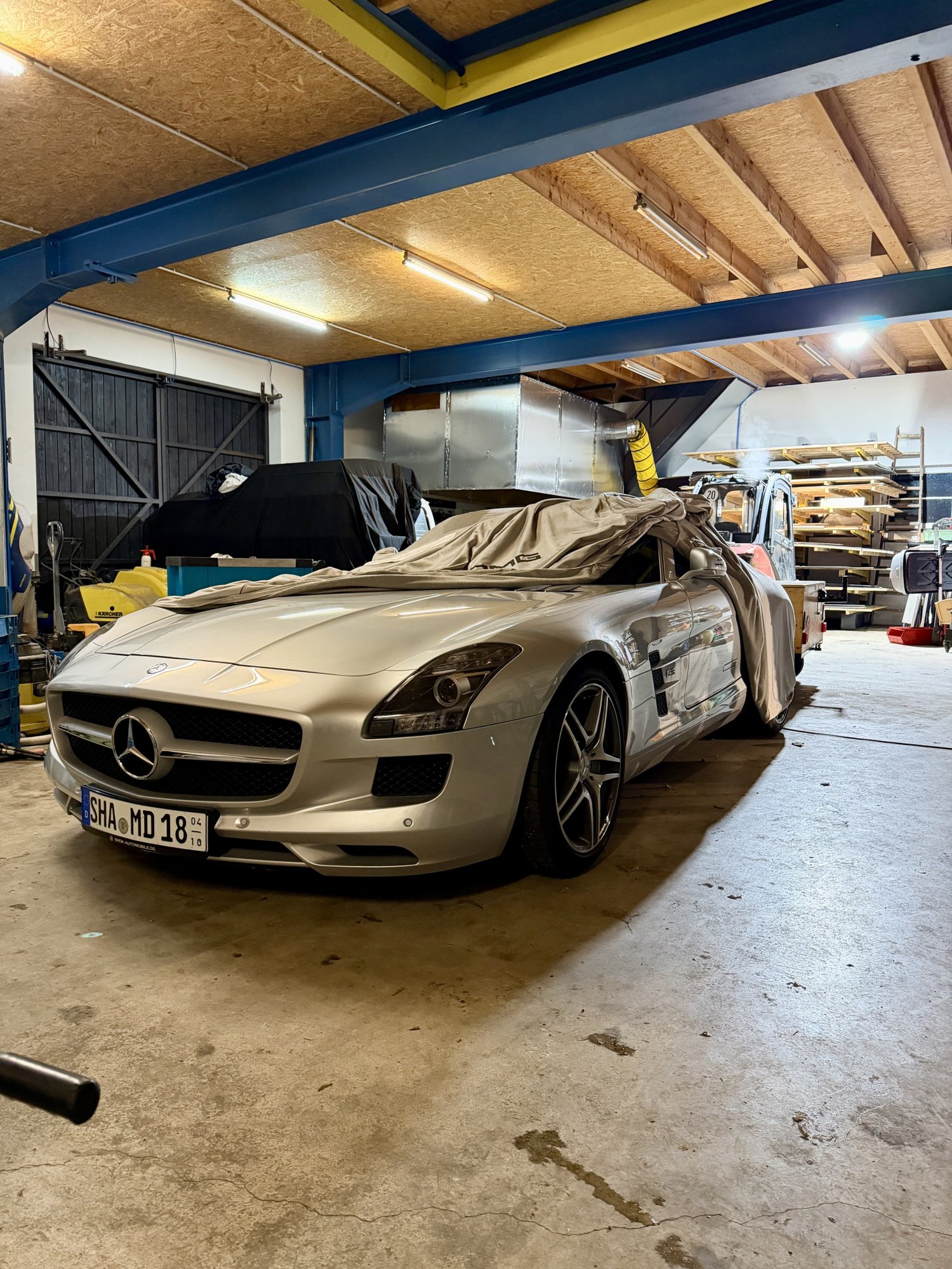 Numer rejestracyjny SHAMD18 posiada Mercedes SLS AMG