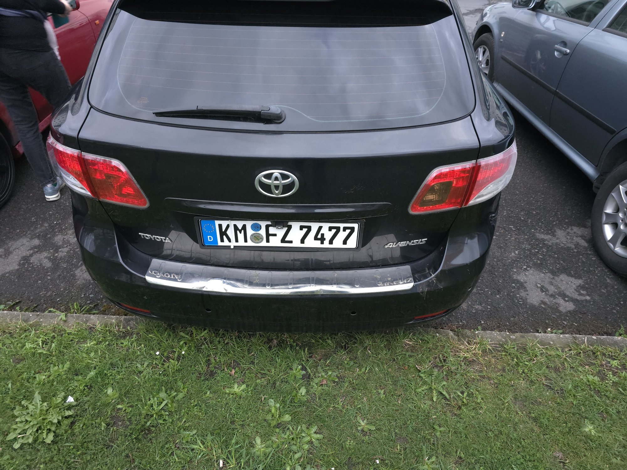 Numer rejestracyjny KMFZ7**7 posiada Toyota Avensis