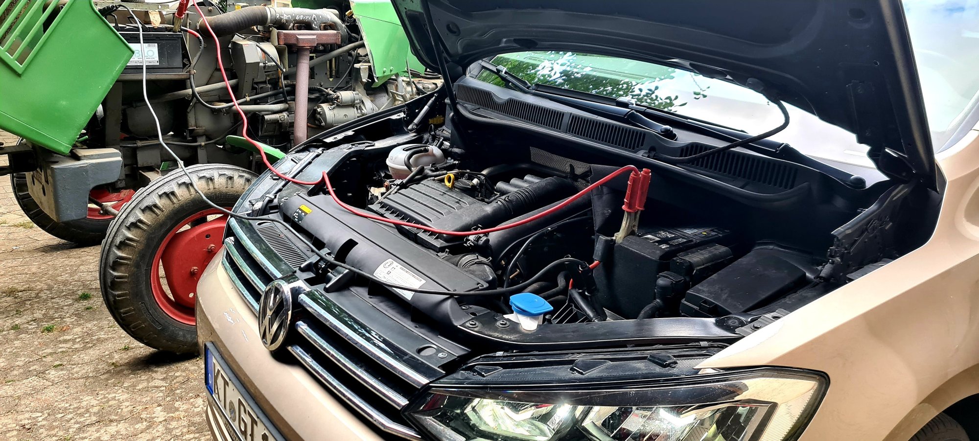 Numer rejestracyjny GT1234 posiada Volkswagen 