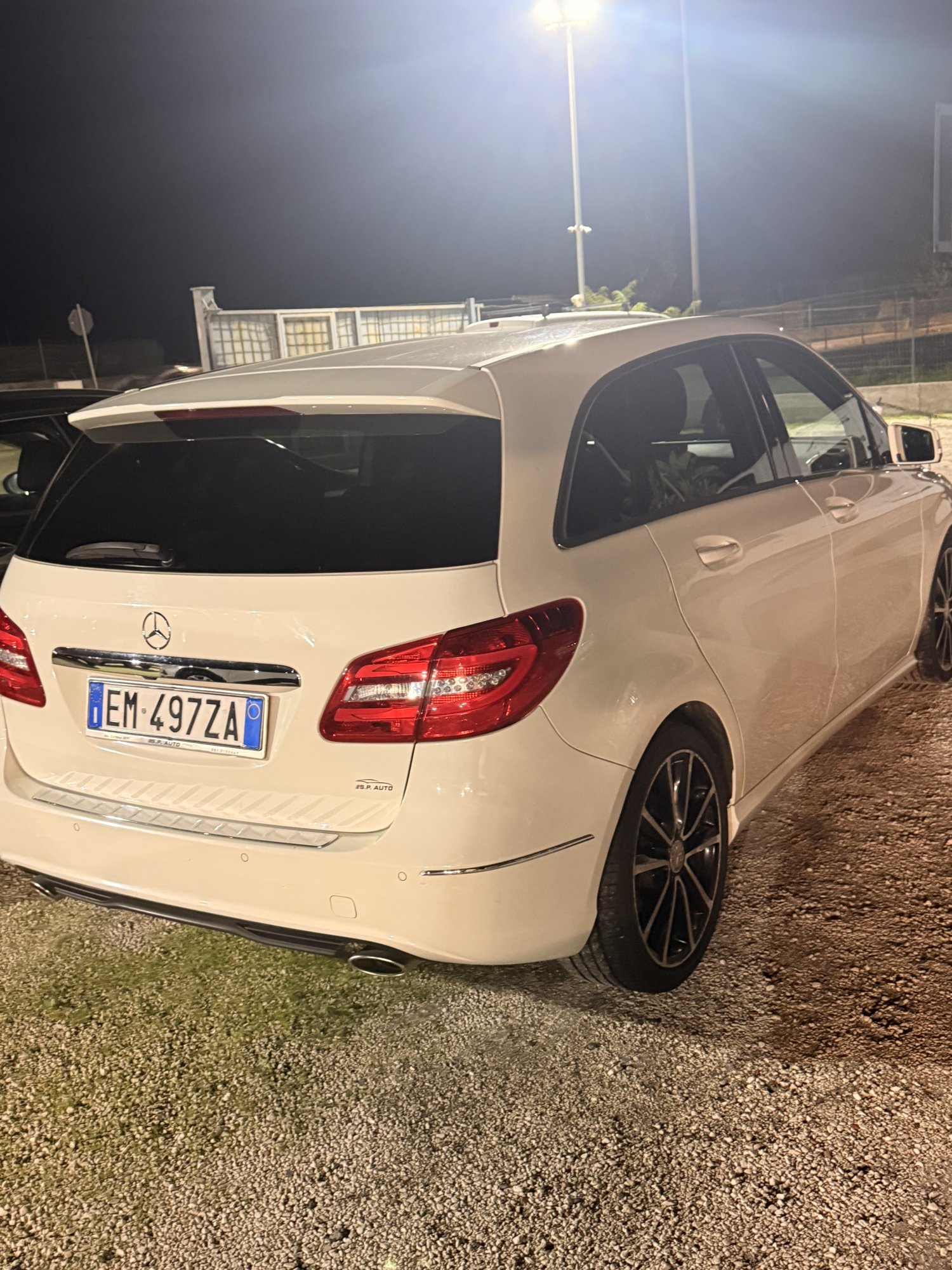 Numer rejestracyjny EM497ZA posiada MERCEDES Classe B