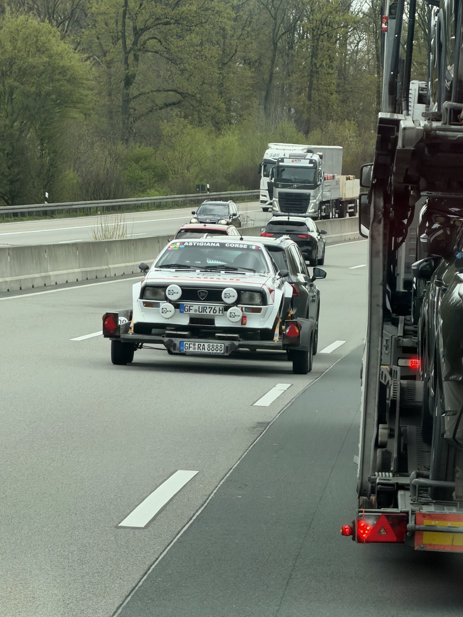 Numer rejestracyjny GFRA8888 posiada Lancia 