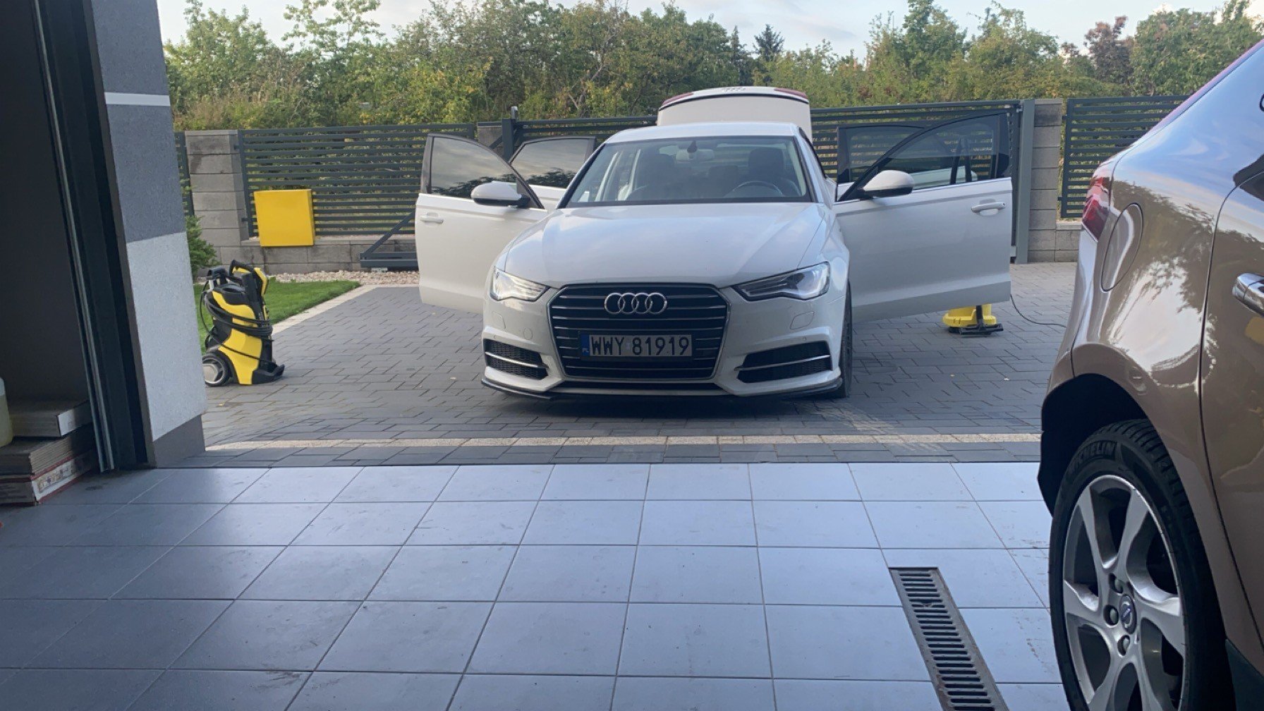 Numer rejestracyjny WWY 81919 posiada AUDI A6 - WWY81919