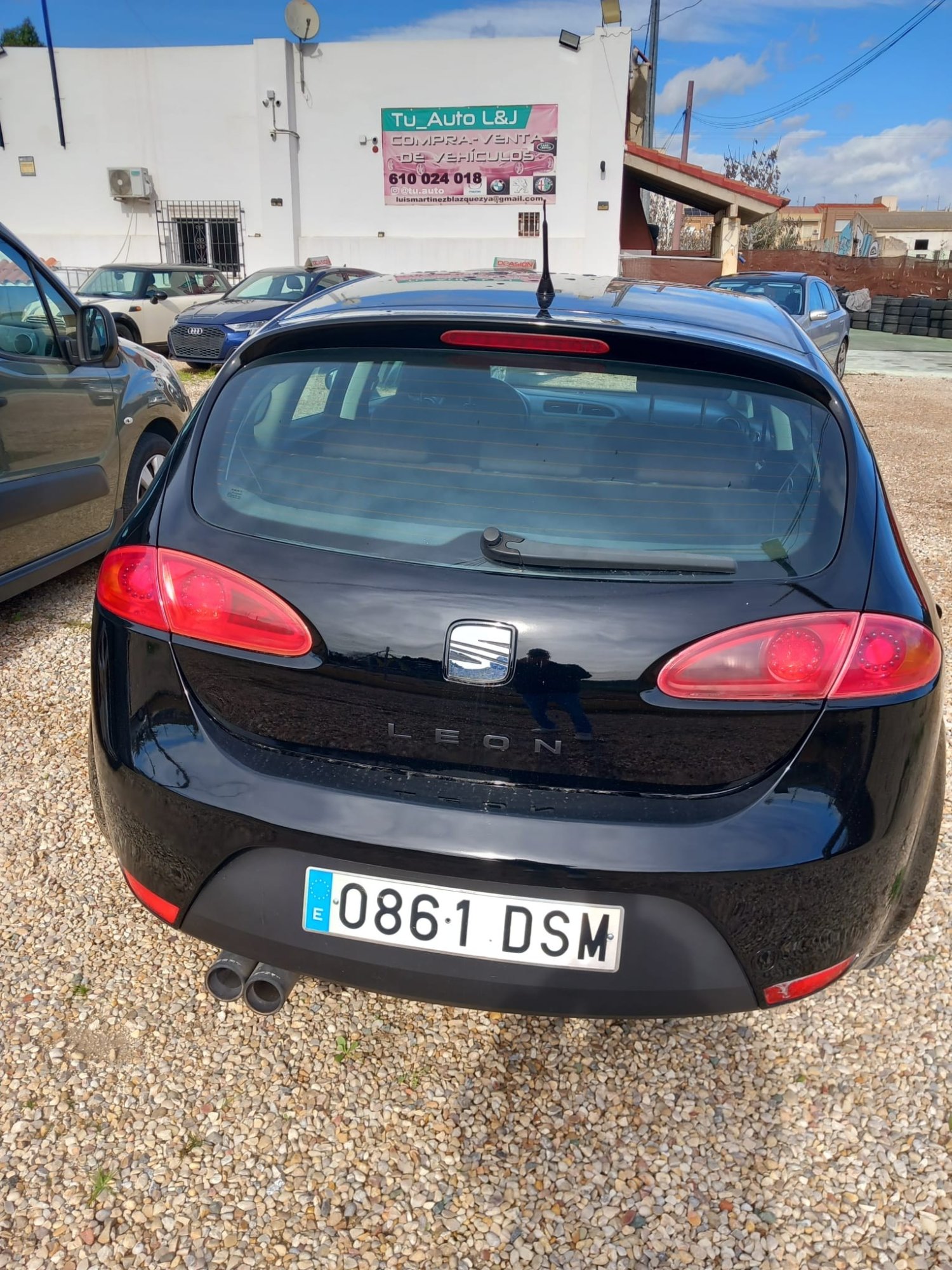 Numer rejestracyjny 0861DSM posiada SEAT LEON