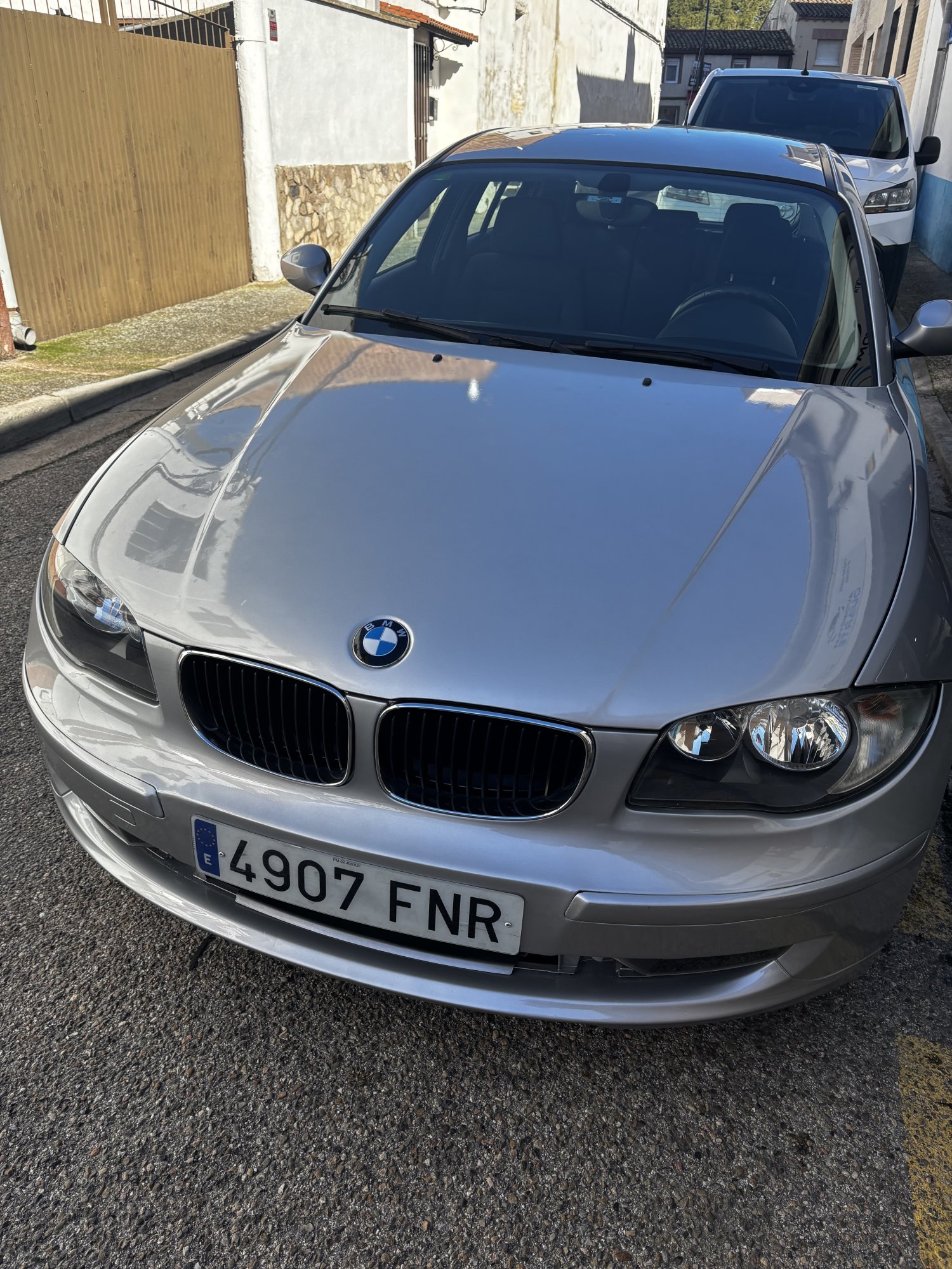 Numer rejestracyjny 4907FNR posiada BMW SERIE 1