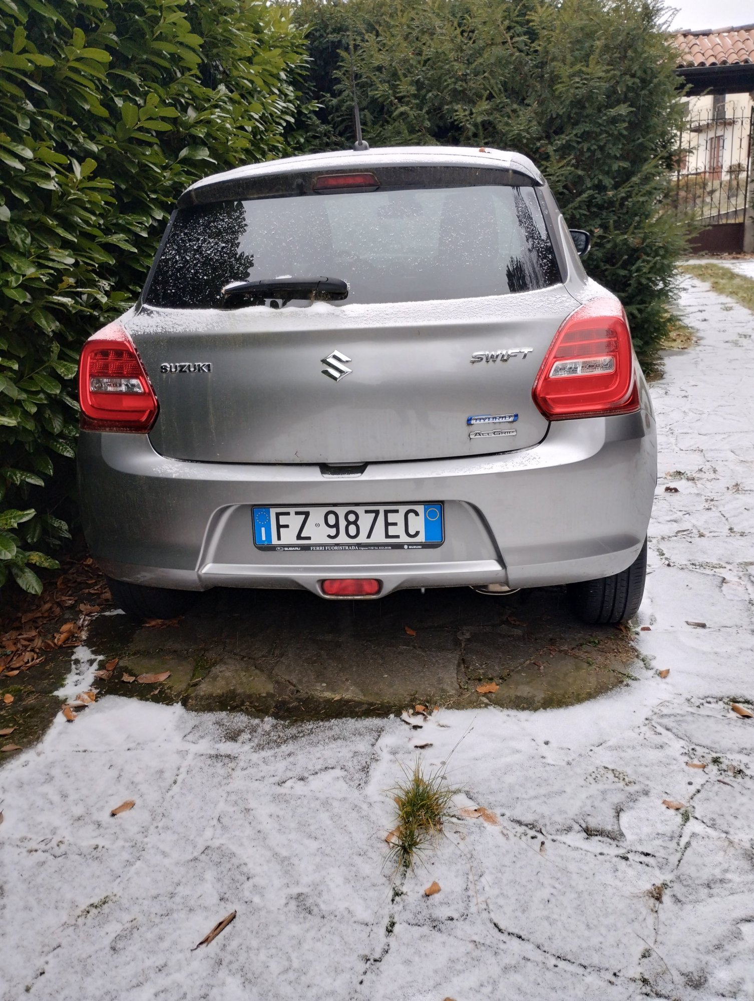 Numer rejestracyjny FZ987EC posiada SUZUKI SWIFT