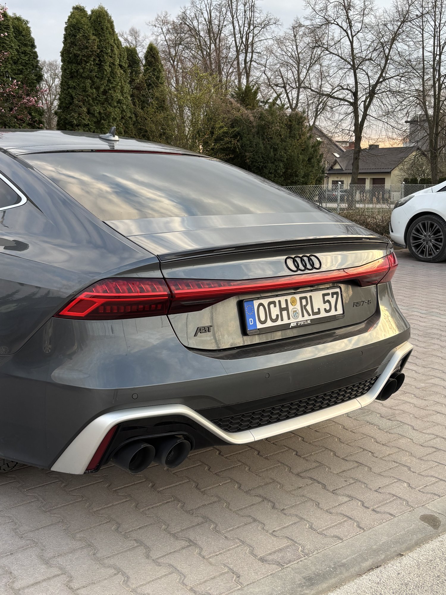 Numer rejestracyjny OCHRL57 posiada Audi RS7 RS7-R