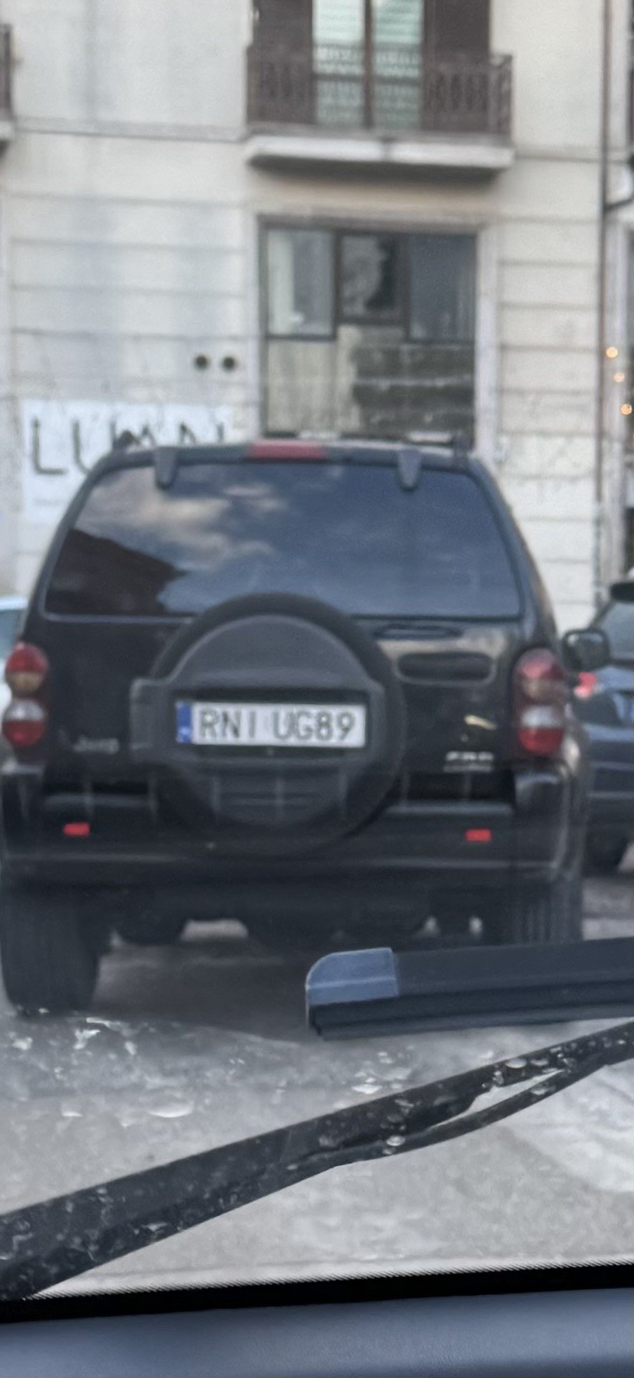 Numer rejestracyjny RNIUG89 posiada Jeep 