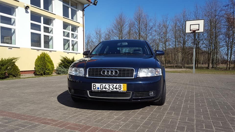 Numer rejestracyjny B043348 posiada Audi A4