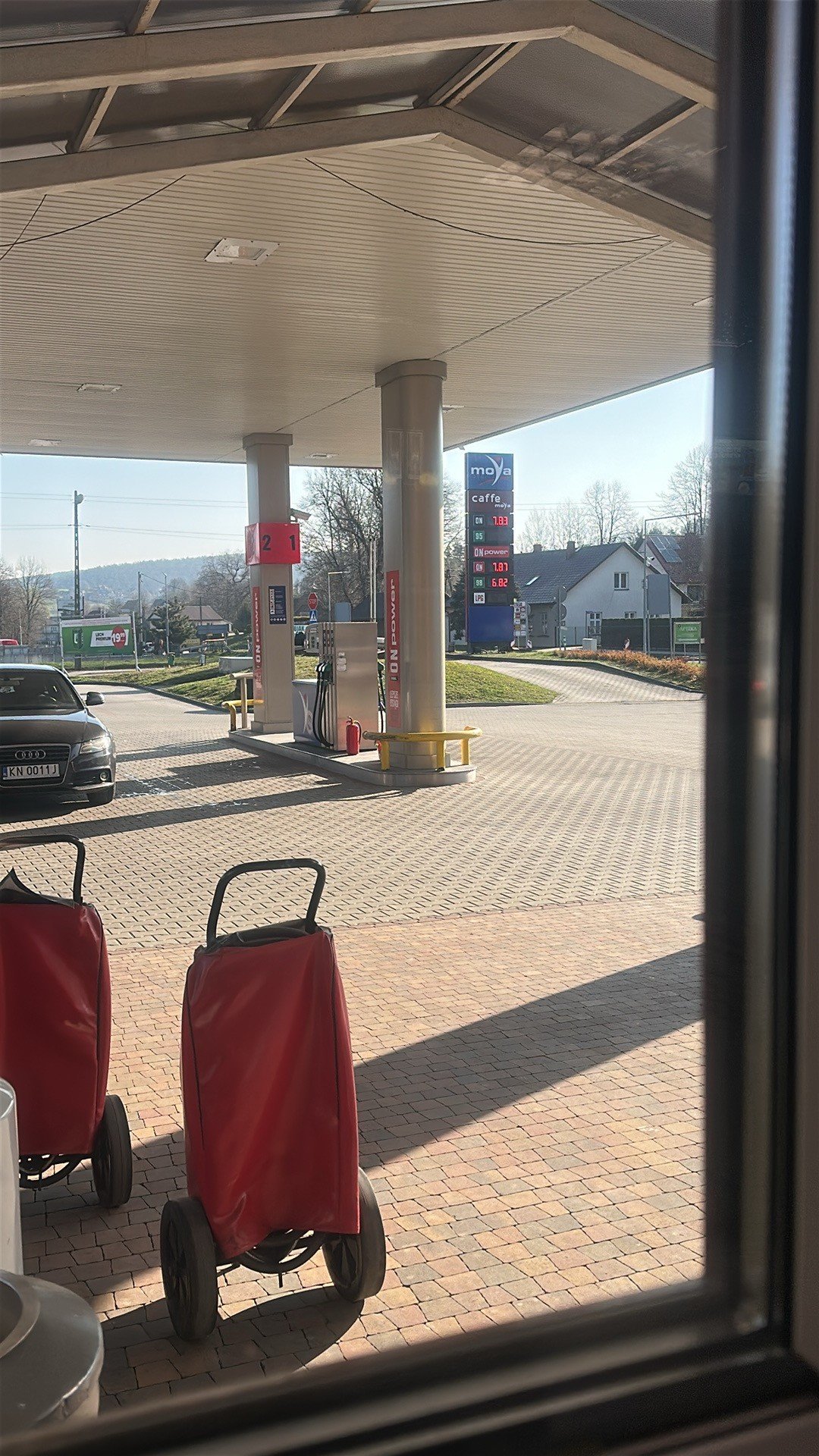 Numer rejestracyjny KN 0011J posiada AUDI A4 2.0 TDi DPF MR`07 E4 B8 A4 2.0 TDi DPF MR`07 E4 B8 - KN0011J